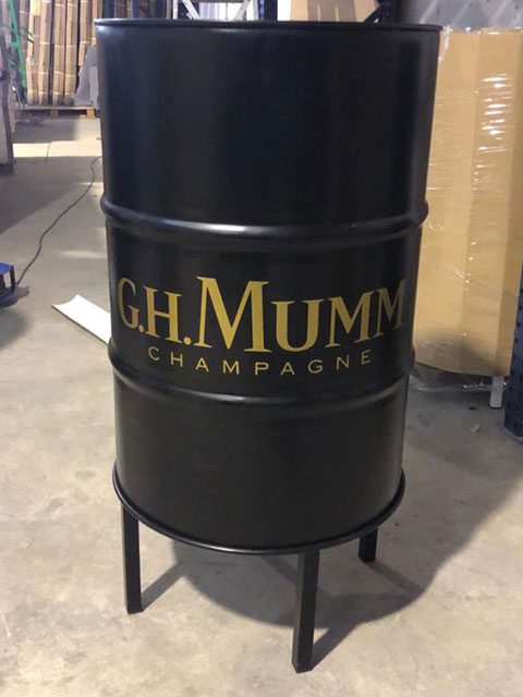 Bidones decorados y transformar en muebles para eventos corporativos con la marca G.H. MUMM Champagne