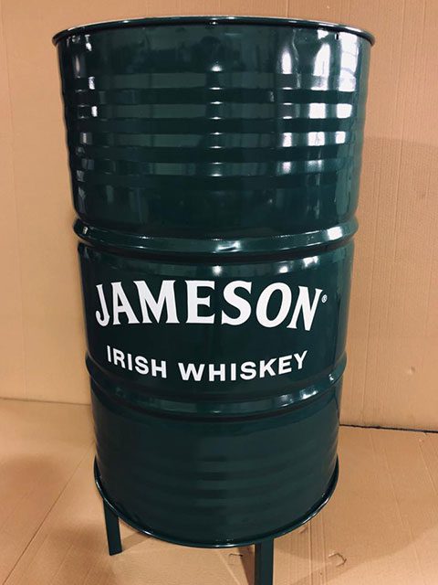 Bidones decorados y transformar en muebles para eventos corporativos con la marca Jameson Irish Whiskey