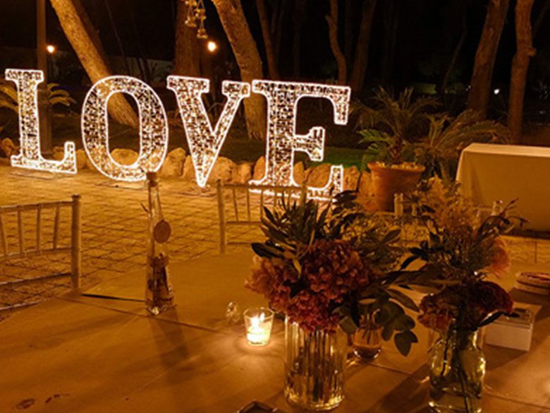 Letras luminosas LOVE para eventos Crazy Events. Ambiente cálido decoración de bodas.